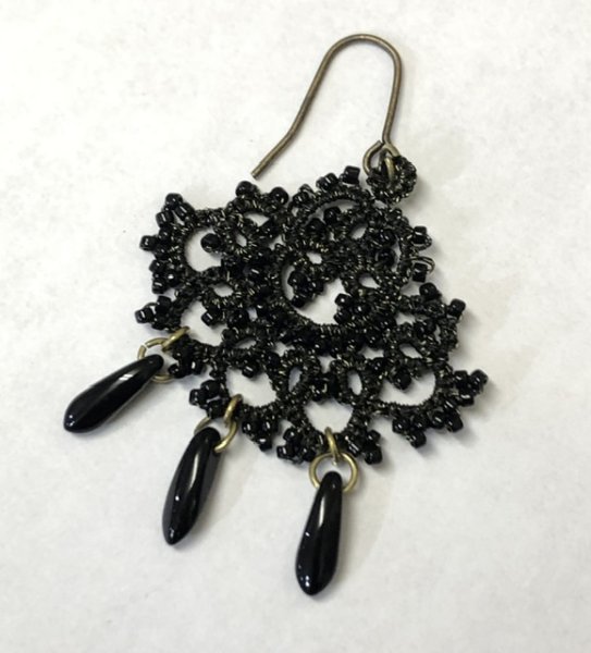 画像2: 【送料無料】古書再現アレンジ　タガービーズのピアス(ラメブラック) (2)